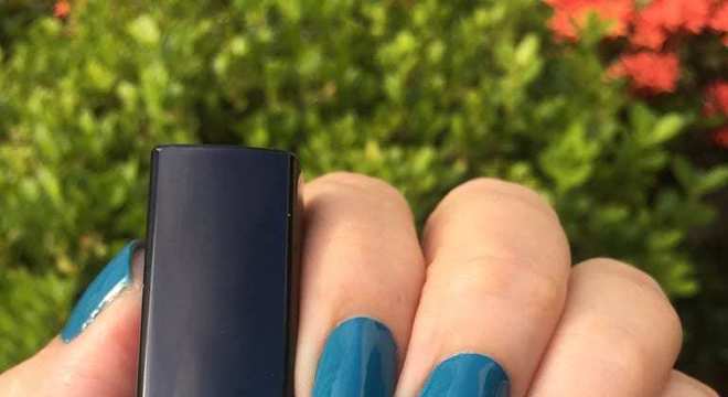 Esmalte azul, veja dicas da cor que fica incrível em todos os tons de pele