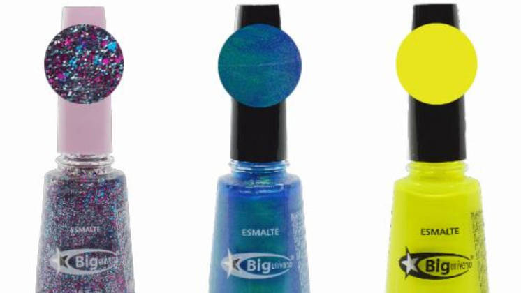 BIG UNIVERSONo mercado desde 1988, a marca trabalha com 88 esmaltes, com nove acabamentos diferentes. Os esmaltes oferecem boa aderência e durabilidade nas unhas e custam de R$ 4 a R$ 7. Os mais vendidos são os esmaltes preparadores de unha e a cobertura brilhante, mas a marca também produz opções com muito brilho, e os esmaltes coloridos são vibrantes e com acabamento de cor intensa.Cores na imagem: Solar, Cassini, Raio Ômega