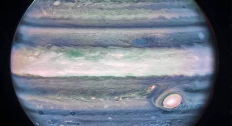 O Telescópio Espacial James Webb, da Nasa, descobriu uma nova característica na atmosfera de Júpiter: um jato que percorre o planeta inteiro em alta velocidade, e que pode fornecer informações sobre como funcionam as camadas gasosas do planeta