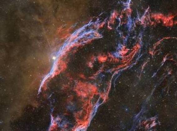 Apesar da explosão da Nebulosa do Véu ter ocorrido a mais ou menos 15 mil anos atrás, o registro só chegou até nós recentemente. O fenômeno gerou uma enorme claridade e nuvens de gás e poeira cósmica, que continuam em processo de expansão