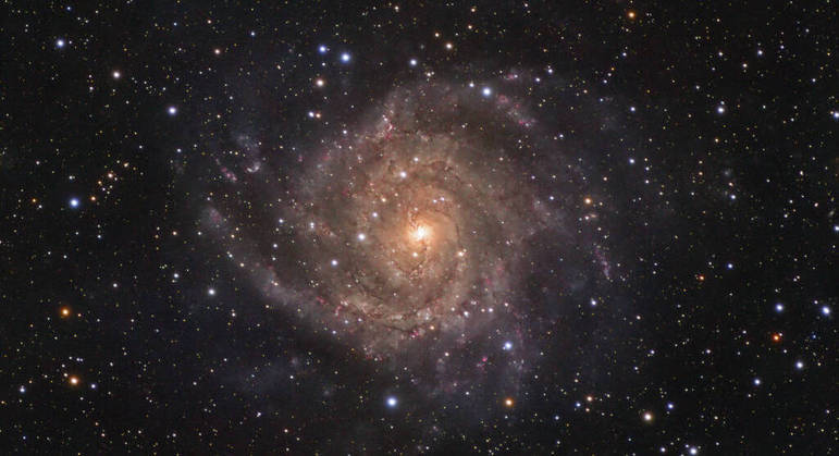 IC 342 é mais uma das galáxias que possuem esse formato em espiral, mas é praticamente invisível para nós, pois os rastros de poeira dela mesmo e da Via Láctea 