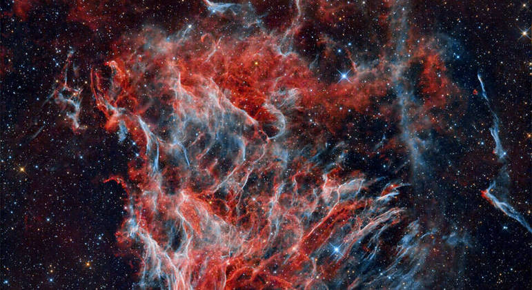 A Nebulosa do Véu é a sobrevivente de uma supernova massiva e está em expansão desde então. Os cientistas teorizam que a luz da explosão da estrela que fez surgir esse complexo berço cósmico pode ter chegado aos moradores do planeta Terra há cerca de cinco mil anosVALE SEU CLIQUE: Asas grandes e eficiência: veja detalhes sobre o avião revolucionário em formato de V
