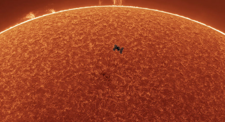 A Estação Espacial Internacional foi flagrada passando na frente do Sol. Mas não se engane, essa foto é apenas uma ilusão de óptica, já que eles estão a cerca de 149.200.000 km de distânciaNÃO PERCA: SUV elétrico futurista é a nova aposta para os veículos lunares