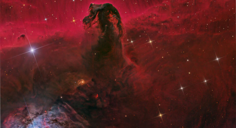 Esculpida por ventos estelares e radiação, a Nebulosa Cabeça de Cavalo está a cerca de 1.500 anos-luz de distância da Terra, e a nuvem negra pela qual recebe seu nome possui mais de 47 trilhões de km de 