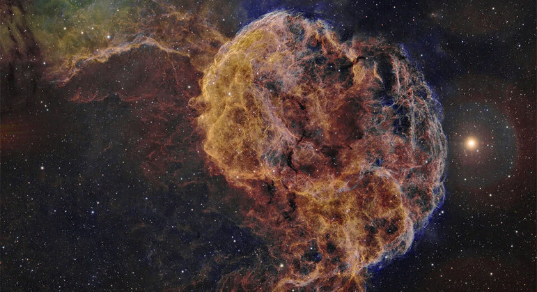 A Nebulosa da Água-Viva é, na realidade, o que sobrou de uma supernova que ocorreu há cerca de 35 mil anos. Ela possui 140 anos-luz de diâmetro e está a mais de 30 mil anos-luz da Terra
