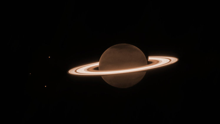 Essa é uma das primeiras fotos em infravermelho de Saturno e seus famosos anéis. Nela é possível ver Dione, Encélado e Tétis, três das inúmeras luas que orbitam o planeta
