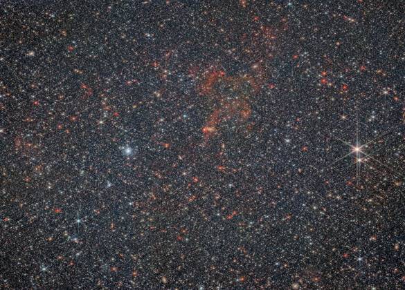 O James Webb mostrou inúmeras estrelas da galáxia NGC 6822. Os detalhes da foto foram elogiados até por especialistas em astronomia, onde é possível ver os acúmulos de gás e poeira como esses fios avermelhados