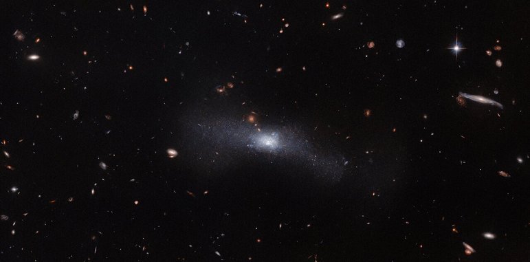 Esta galáxia se chama J103512.07+461412.2, um nome anormalmente grande para um aglomerado. Mas existe um motivo, como lembra a ESA (Agência Espacial Europeia): ela foi encontrada por um projeto de catalogação de objetos espaciais que usava nomes extremamente específicos, com números que indicavam a localização delaLEIA ISSO: Em foto chocante, jovens mostram cabelos arrepiados pouco antes de serem atingidos por raio