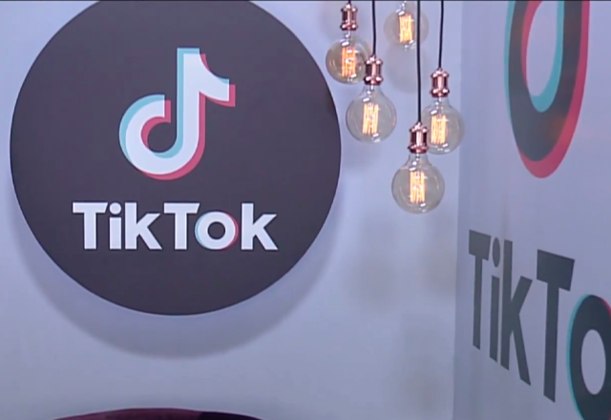 O estúdio do TikTok fica dentro da sede e contém um cenário interativo, além de celular para as gravações dos conteúdos e acessórios de iluminação