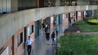 Câmara aprova lei que cria política de assistência a universitários de baixa renda; entenda