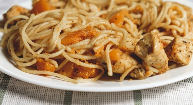 Espaguete com Frango na Panela de Pressão Receita Prática e Saborosa