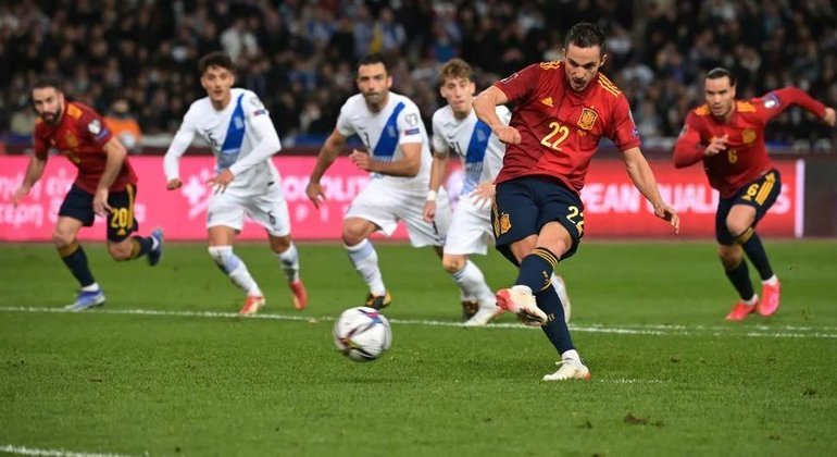 O momento da cobrança do penal por Sarabia, gol, Grécia 0 X 1 Espanha