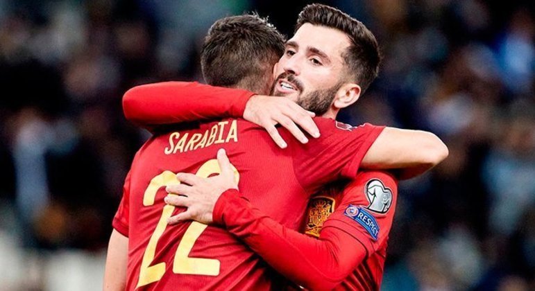 O abraço em Sanabria, o autor do gol de colocou a Espanha à frente da Suécia no Grupo B