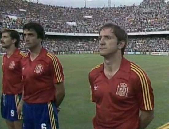 Espanha 1982 (primeiro uniforme) - o uniforme desenhado pela Espanha para a disputa do mundial em casa traz as cores clássicas da seleção: o vermelho forte com alguns detalhes em amarelo e o calção azul. O charme fica por conta da gola polo em 'V'. 