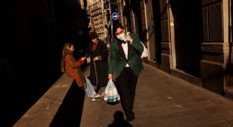 Homem caminha em Barcelona em meio à pandemia de Covid-19