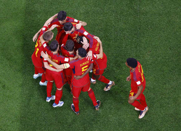 O jogador partiu para o abraço com os companheiros de equipe