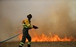 Os bombeiros continuam sua luta contra os incêndios na Espanha e em Portugal. A onda de calor é a segunda registrada em menos de um mês na Europa, em plena campanha turística de verão. Para os cientistas, a multiplicação desses fenômenos é consequência direta das mudanças climáticas