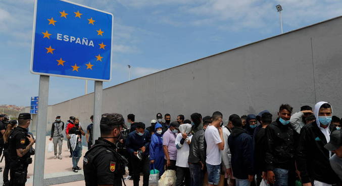 Cerca de 10 mil marroquinos chegaram em Ceuta nesta semana
