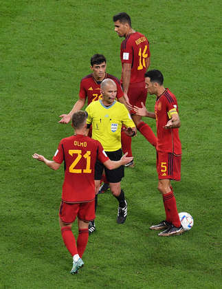 Jogadores da Espanha reclamam com o árbitro