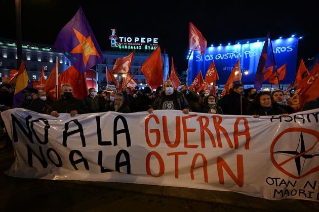 Em Madri, espanhóis se posicionam contra a guerra. No cartaz da imagem esta escrito 