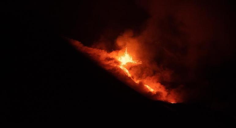 Spanish volcano has new lava flow, experts concerned