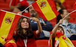 Torcedores da Espanha levam bandeirinhas do país para a arquibancada na partida contra a Alemanha