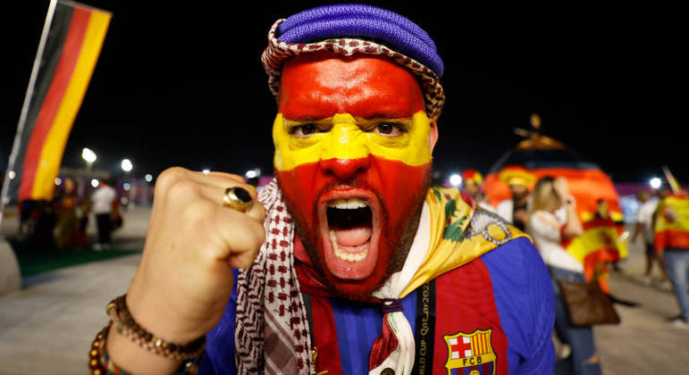 Torcedor do Barcelona pinta o rosto com as cores da Espanha antes da partida contra a Alemanha