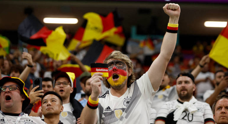Torcedor alemão apoia a equipe na partida decisiva contra a Espanha na Copa do Catar