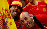 Torcedores da Espanha fazem a festa no estádio antes da partida contra a Alemanha
