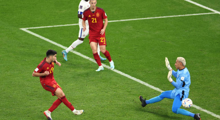 Carlos Soler tira de Navas e marca o sexto gol da Espanha contra a Costa Rica