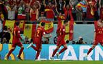 Jogadores da Espanha comemoram o gol de Dani Olmo, que abriu o placar contra a Costa Rica