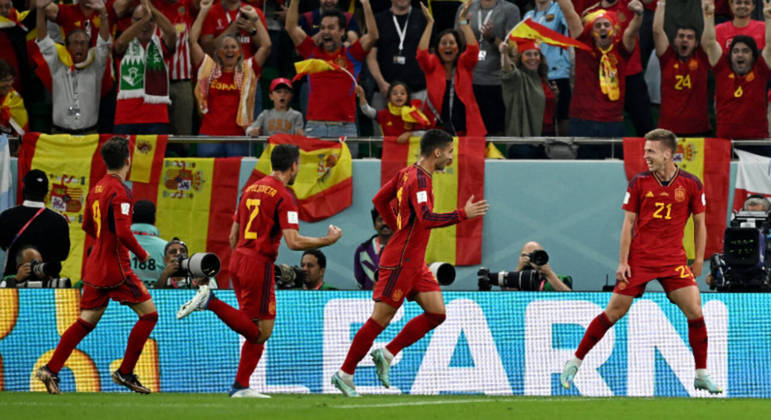 Jogadores da Espanha comemoram o gol de Dani Olmo, que abriu o placar contra a Costa Rica