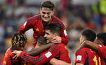 Jogadores da Espanha comemoram a goleada sobre a Costa Rica por 7 a 0 na estreia da Copa do Mundo