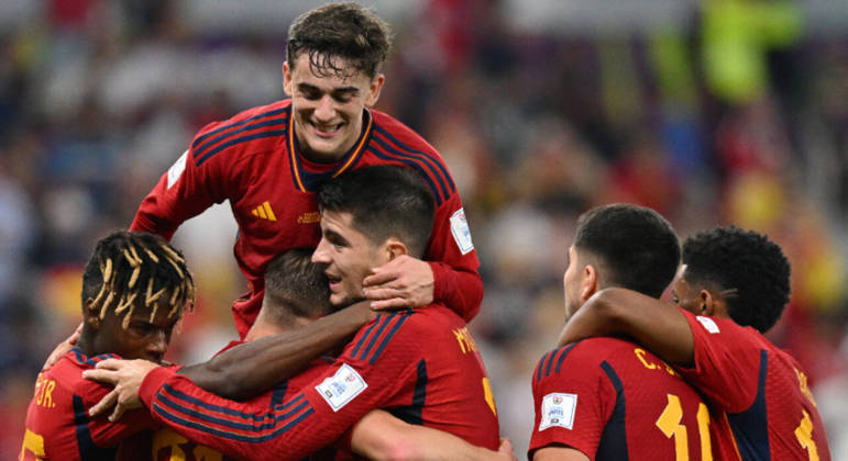 Jogadores da Espanha comemoram a goleada sobre a Costa Rica por 7 a 0 na estreia da Copa do Mundo