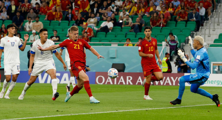Dani Olmo chuta para abrir o placar para a Espanha na partida contra a Costa Rica