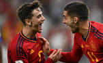 Ferran Torres (dir.) e Gavi comemoram o quarto gol espanhol na partida no Catar