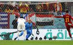 Ferran Torres cobra o pênalti e marca o terceiro gol da Espanha contra a Costa Rica