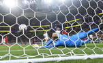 Bola estufa a rede no segundo gol da Espanha contra a Costa Rica, marcado por Asensio