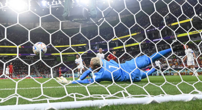 Bola estufa a rede no segundo gol da Espanha contra a Costa Rica, marcado por Asensio