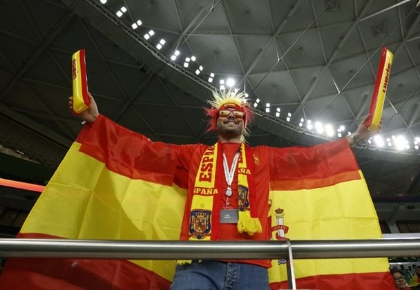Torcedor abusa das cores da bandeira da Espanha, deve estar feliz também com a derrota da Alemanha para o Japão, por 2 a 1, pela outra partida do Grupo E 