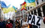 Espanhóis vão às ruas de Madri protestar contra a guerra na Ucrânia