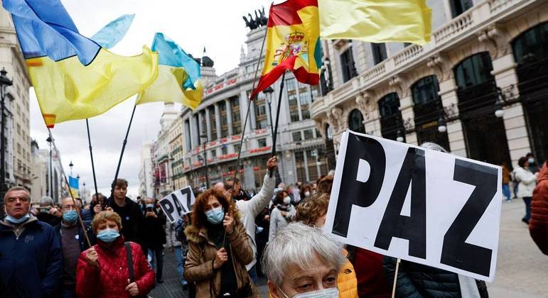 Espanhóis vão às ruas de Madri protestar contra a guerra na Ucrânia