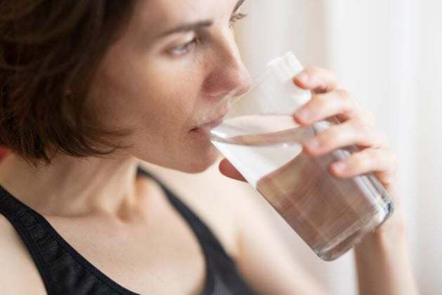 Especialistas defendem que um adulto precisa beber em média 2 litros de água por dia, mas não existe uma única fórmula para todo mundo pois a quantidade pode variar a depender do peso.