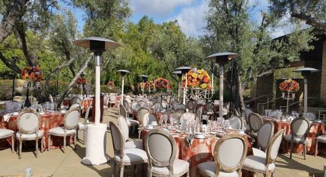 Espelhe essas cadeiras por toda a decoração de casamento