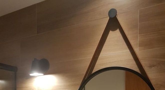 espelho adnet - banheiro simples com parede revestida 