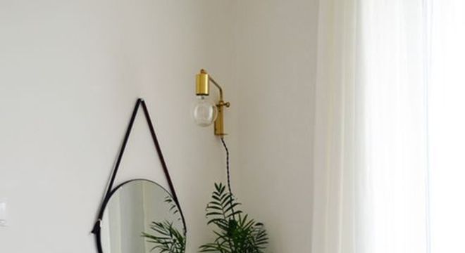 espelho adnet - escrivaninha branca com cadeira preta 