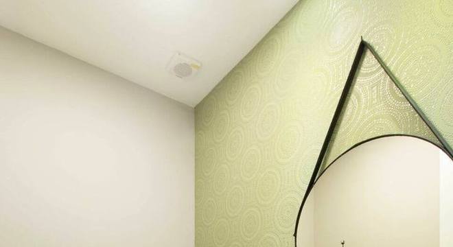 espelho adnet - lavabo com papel de parede e espelho redondo 