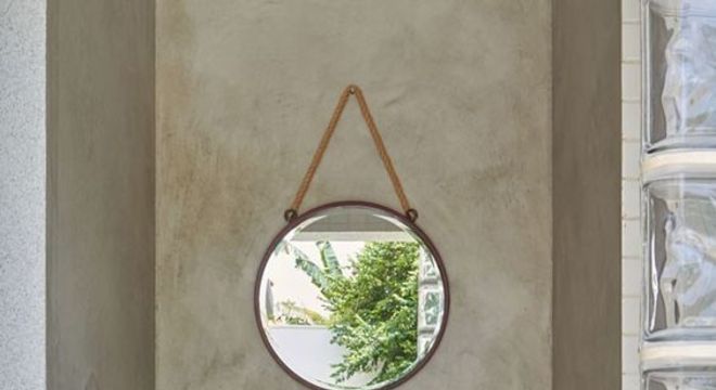 espelho adnet - parede de cimento queimado e bancada de madeira 