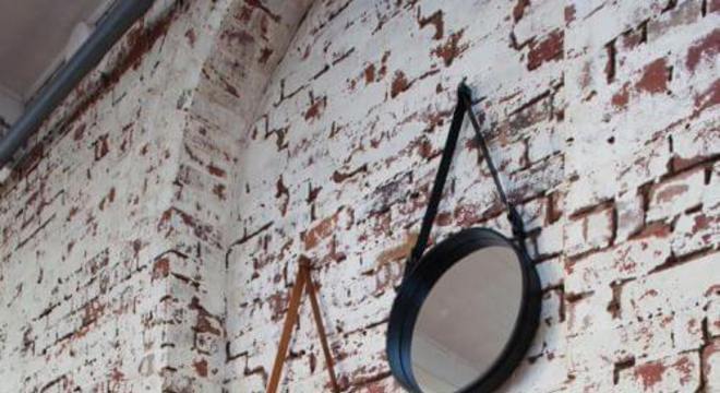 espelho adnet - quarto com parede de tijolos 