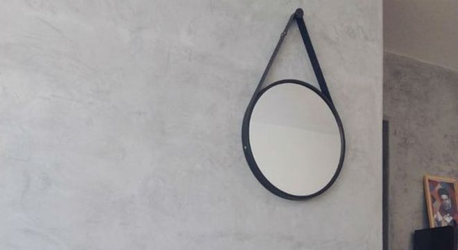 espelho adnet - sala com frigobar preto e rack branco